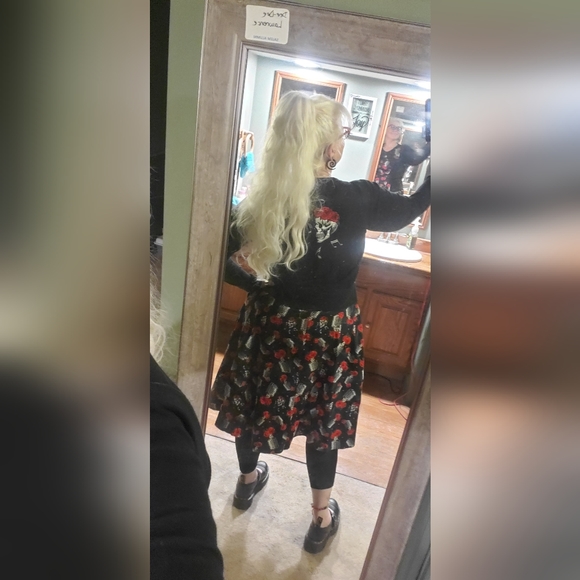 Meet your Posher, Dee - Picture 2 of 2